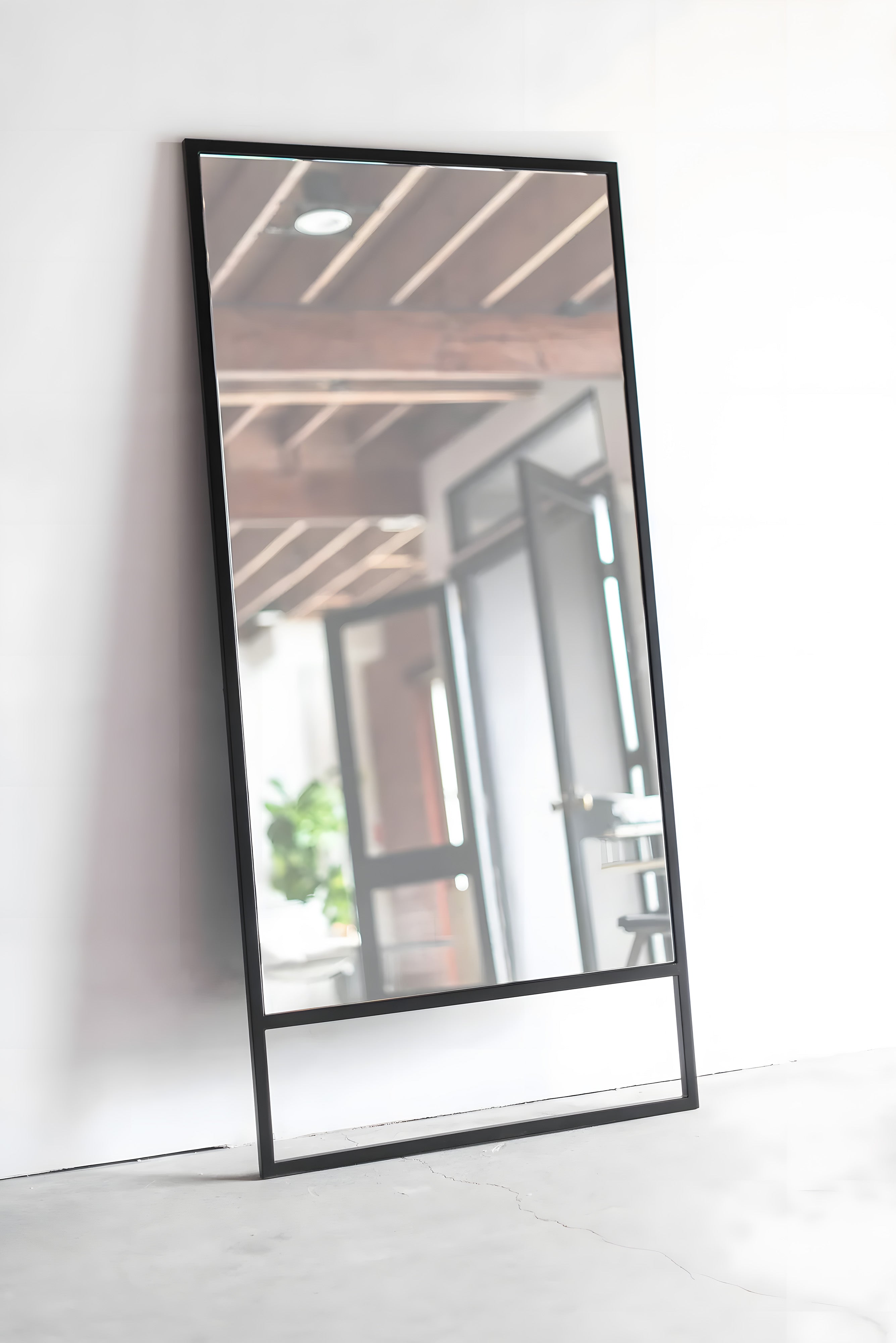 Metal profil çerçeveli ayna, 190 cm yüksekliğinde 90 santim genişliğindedir. Ürün boy aynası olarak kullanılmaktadır. Duvara sabitlenmemektedir. 5 renk seçeneği ile üretimi yapılmaktadır. İskandinav modern stiline uygun bir üründür.