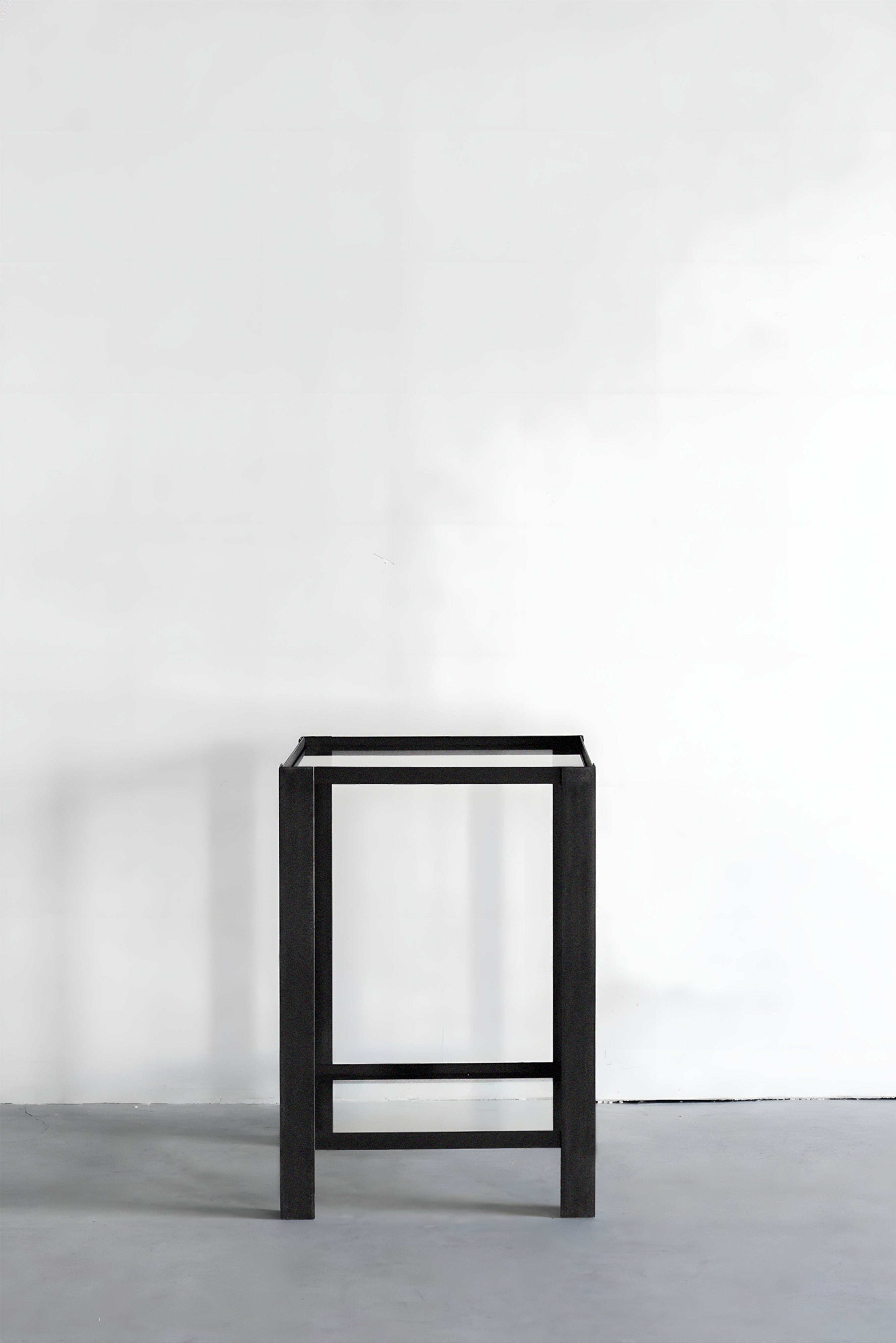 Lal metal köşebent cam raflı yan sehpa. Tasarım stili İskandinav modern'dir. ürün 4 adet kalın köşebent ayakları vardır. bu köşebent ayakları 65 santim yüksekliğe sahiptir. bu metal köşebent ayakları daha ince bir köşebent iç çerçeve birleştirmektedir. üst ve alt rafı olmak üzere köşebent içerisine yerleştirilmiş iki adet camlı rafı mevcuttur. ağır bir üründür. sehpa fırın boyalıdır.