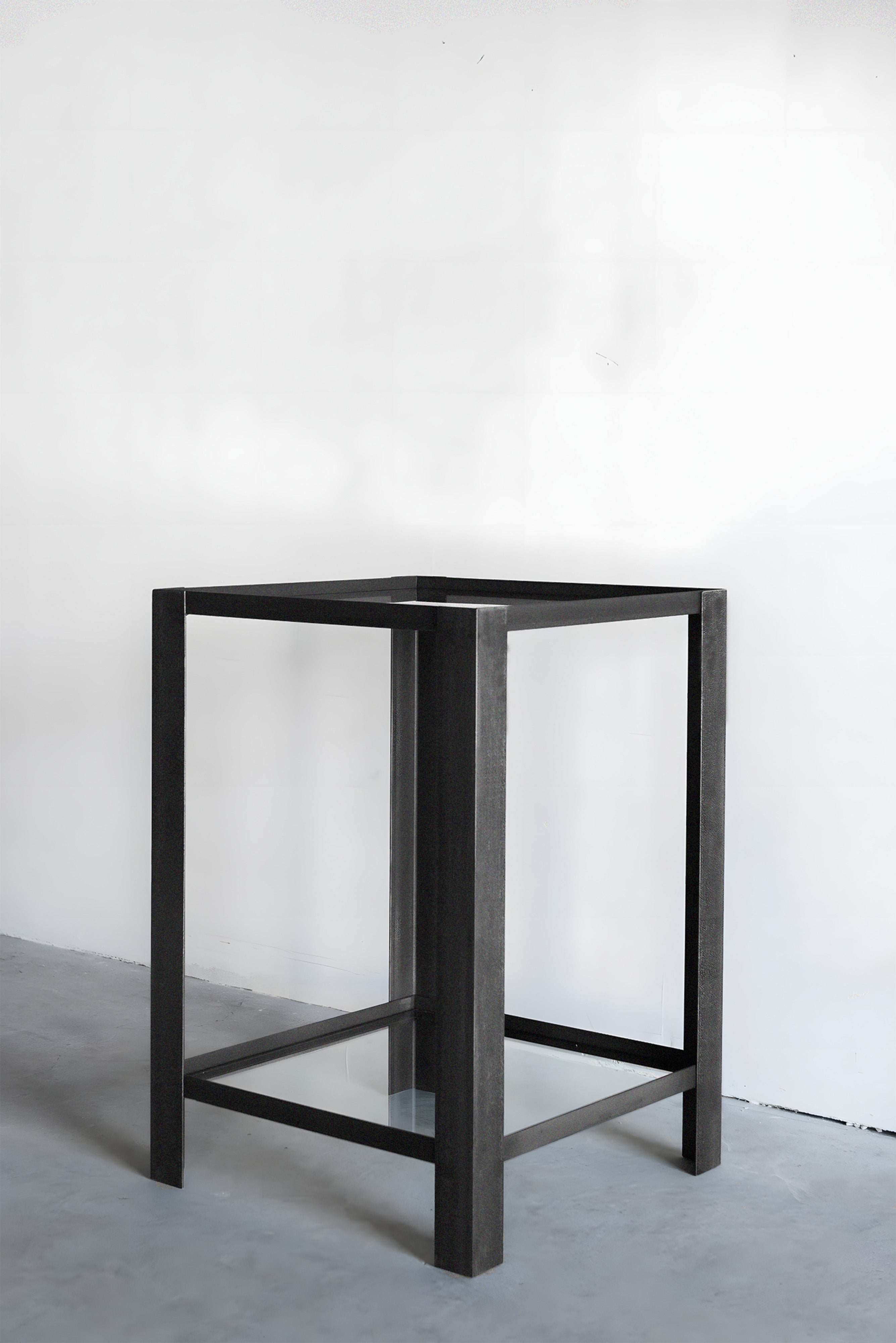 Lal metal köşebent cam raflı yan sehpa. Tasarım stili İskandinav modern'dir. ürün 4 adet kalın köşebent ayakları vardır. bu köşebent ayakları 65 santim yüksekliğe sahiptir. bu metal köşebent ayakları daha ince bir köşebent iç çerçeve birleştirmektedir. üst ve alt rafı olmak üzere köşebent içerisine yerleştirilmiş iki adet camlı rafı mevcuttur. ağır bir üründür. sehpa fırın boyalıdır.