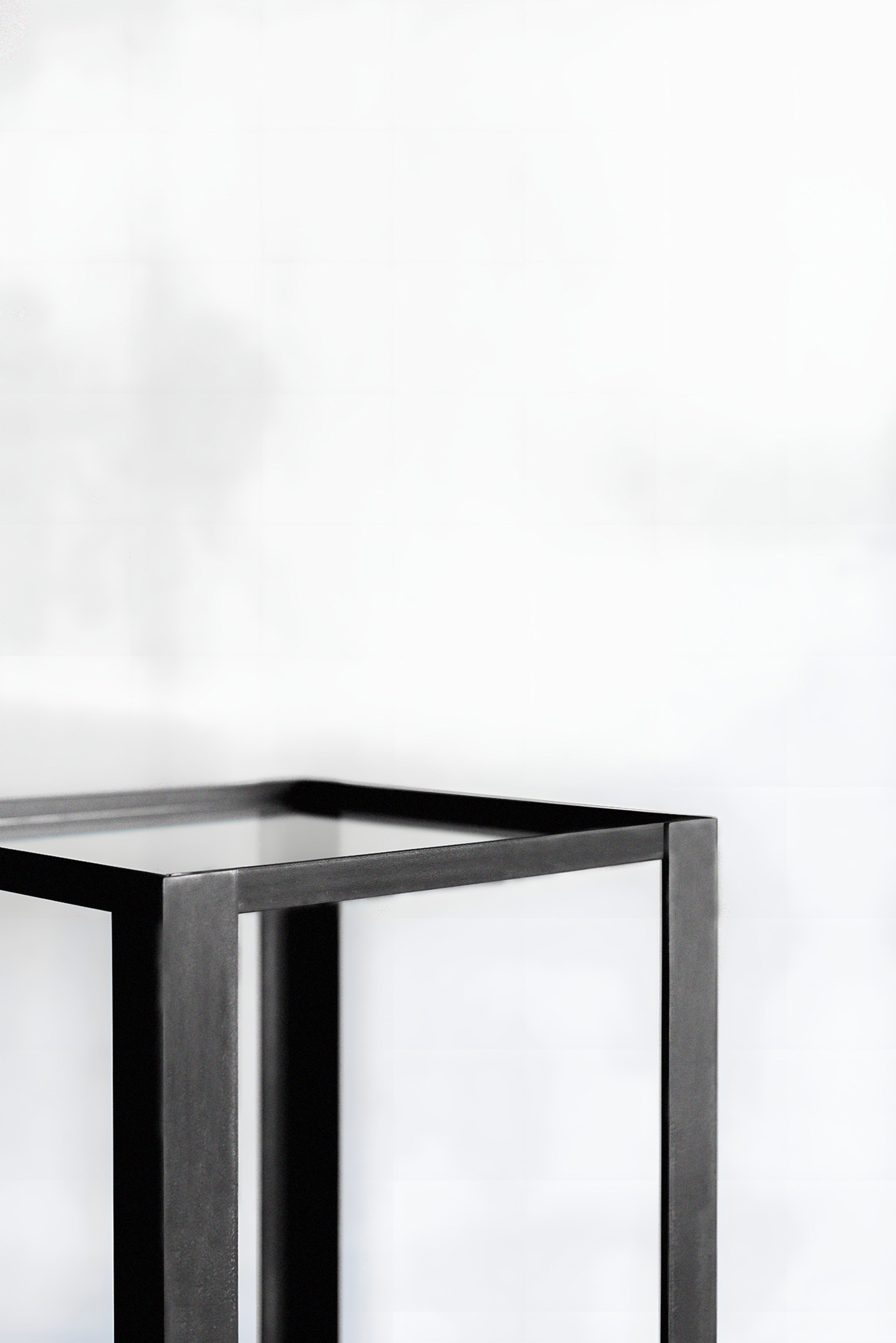 Lal metal köşebent cam raflı yan sehpa. Tasarım stili İskandinav modern'dir. ürün 4 adet kalın köşebent ayakları vardır. bu köşebent ayakları 65 santim yüksekliğe sahiptir. bu metal köşebent ayakları daha ince bir köşebent iç çerçeve birleştirmektedir. üst ve alt rafı olmak üzere köşebent içerisine yerleştirilmiş iki adet camlı rafı mevcuttur. ağır bir üründür. sehpa fırın boyalıdır.