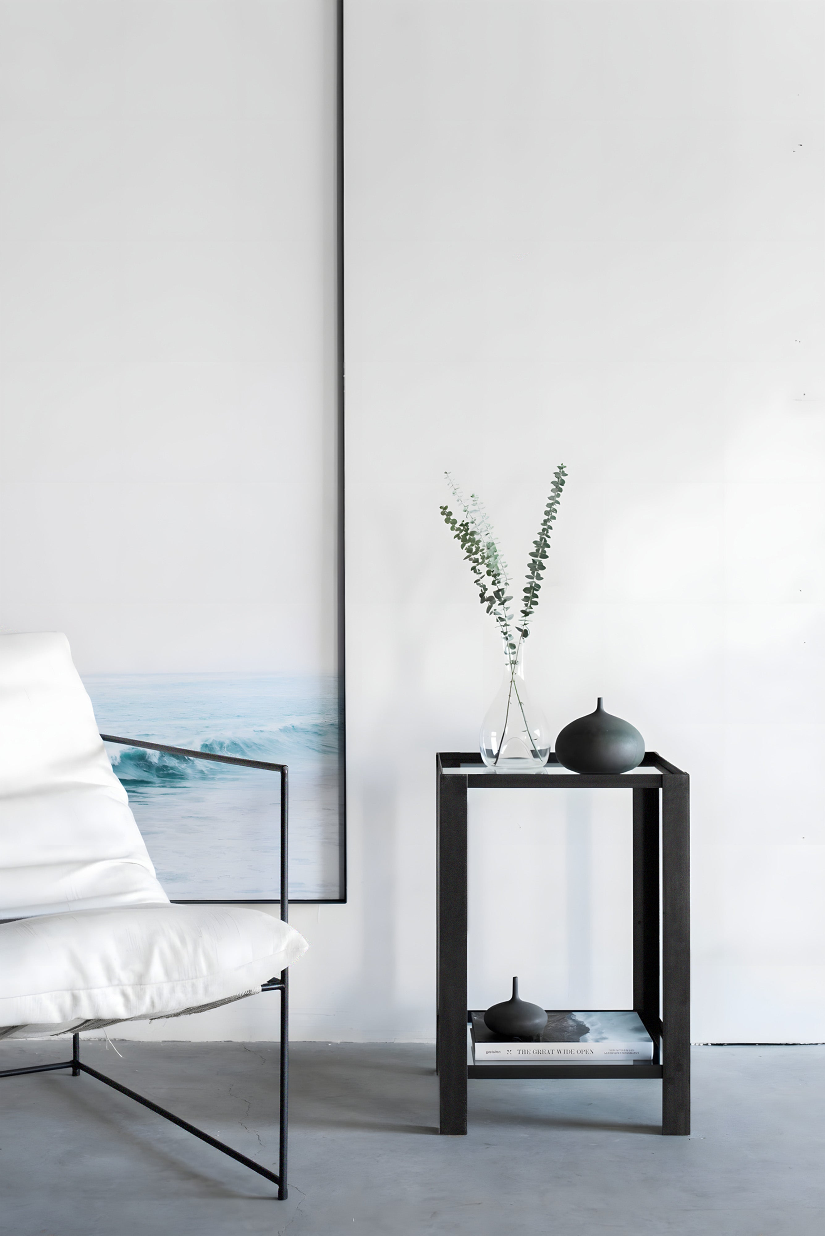 Lal metal köşebent cam raflı yan sehpa. Tasarım stili İskandinav modern'dir. ürün 4 adet kalın köşebent ayakları vardır. bu köşebent ayakları 65 santim yüksekliğe sahiptir. genişliği 45 santimdir. derinliği de aynı şekilde 45 santimdir. bu metal köşebent ayakları daha ince bir köşebent iç çerçeve birleştirmektedir. üst ve alt rafı olmak üzere köşebent içerisine yerleştirilmiş iki adet camlı rafı mevcuttur.