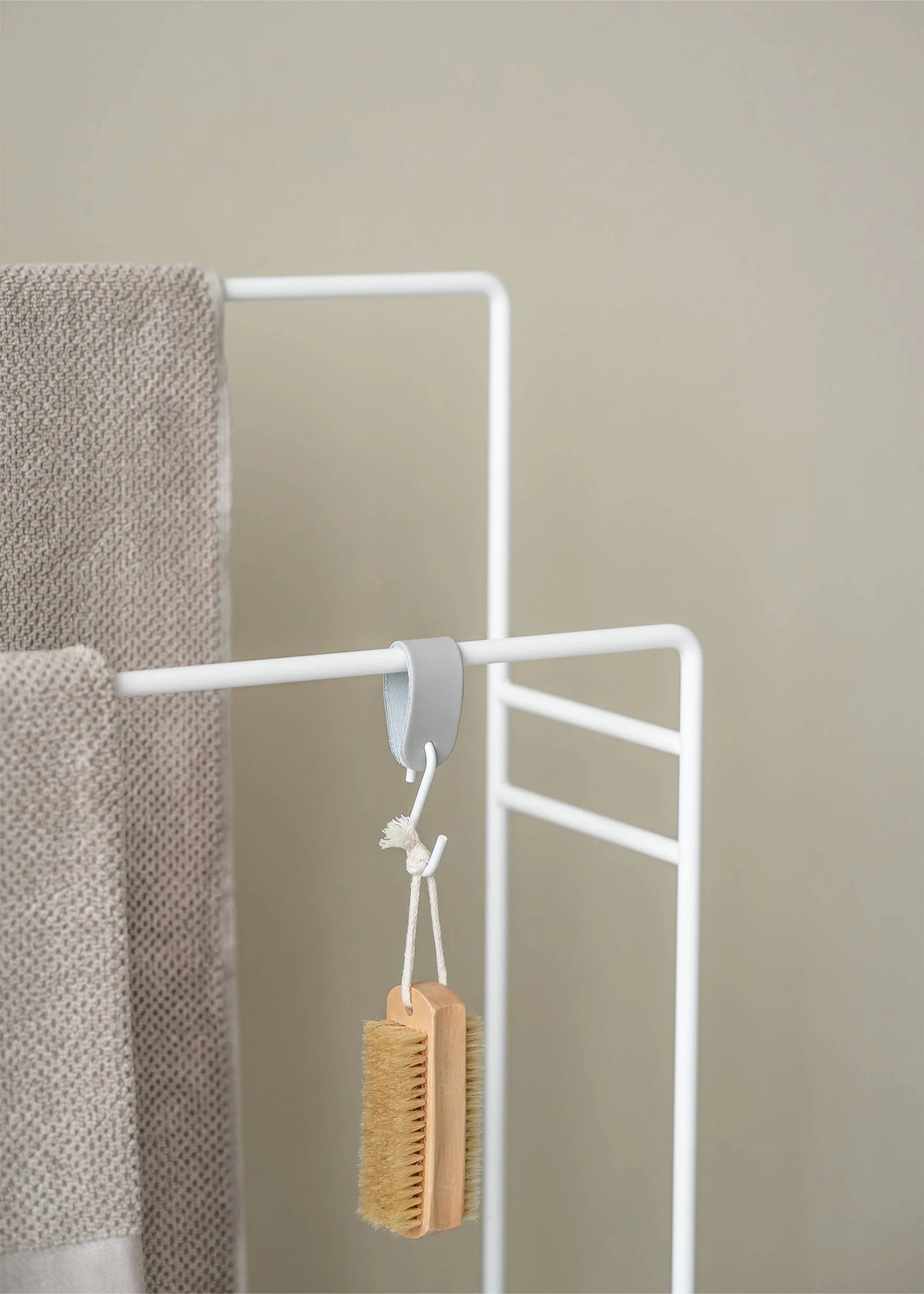 METAL AYAKLI HAVLU ASKILIĞI