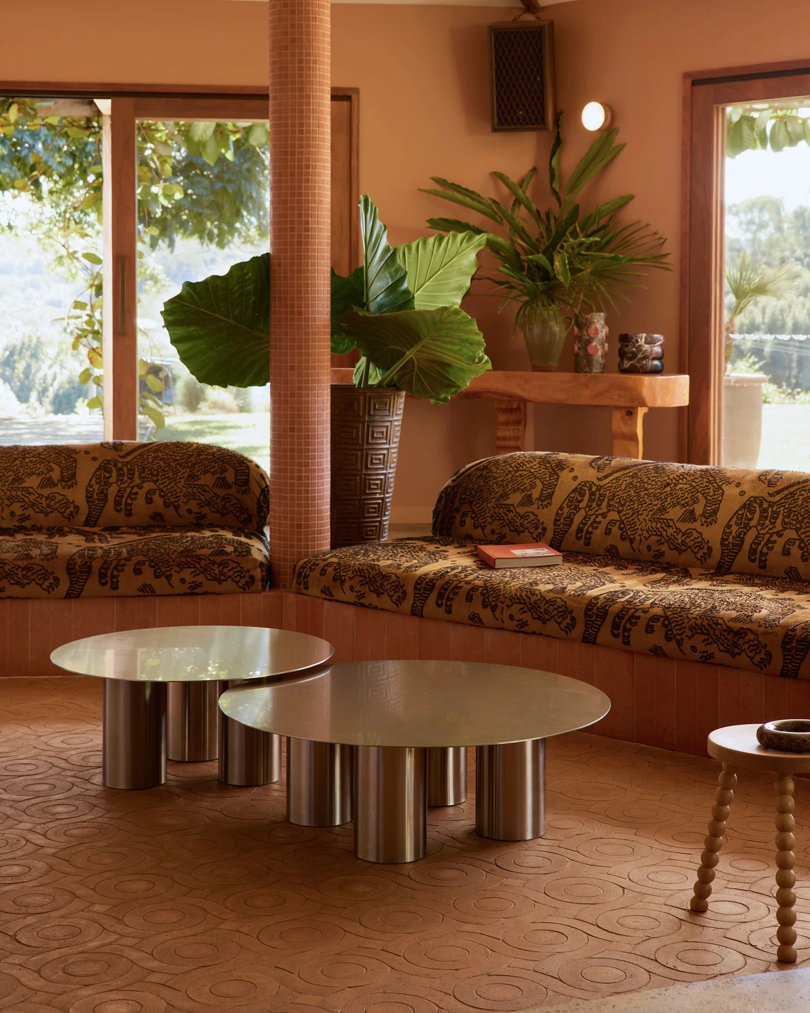 Paslanmaz 4 Ayaklı Yuvarlak Sehpa