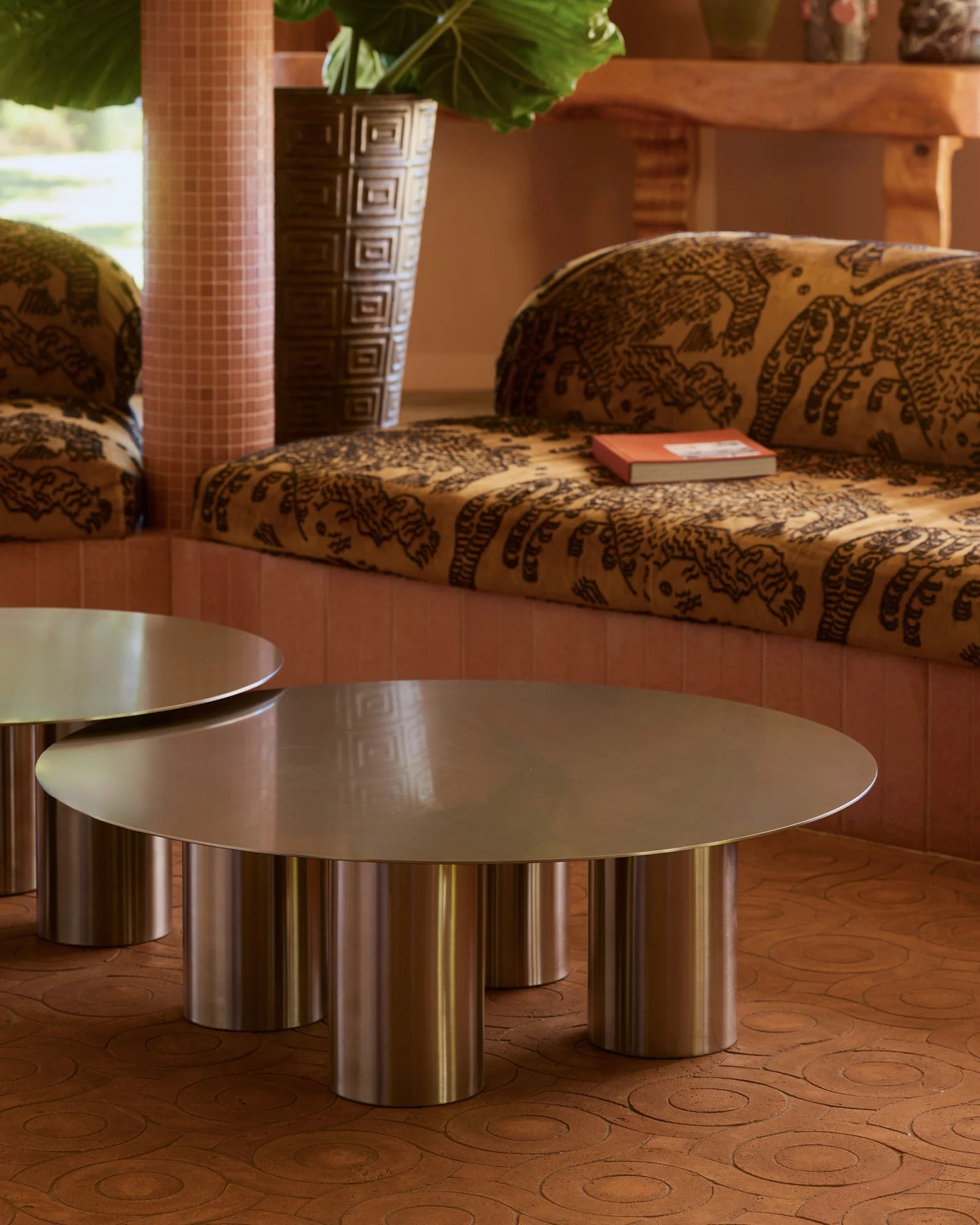 Paslanmaz 4 Ayaklı Yuvarlak Sehpa