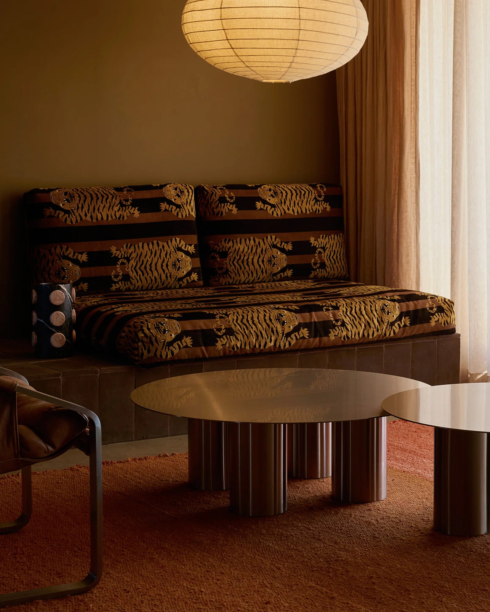 Paslanmaz 4 Ayaklı Yuvarlak Sehpa